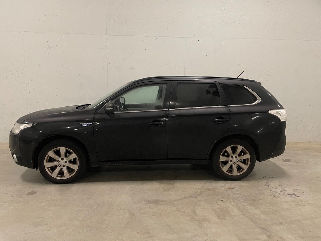 Mitsubishi Outlander - 2.0 PHEV Intense + Navi Camera Trekhaak 4x4 - AutoWereld.nl