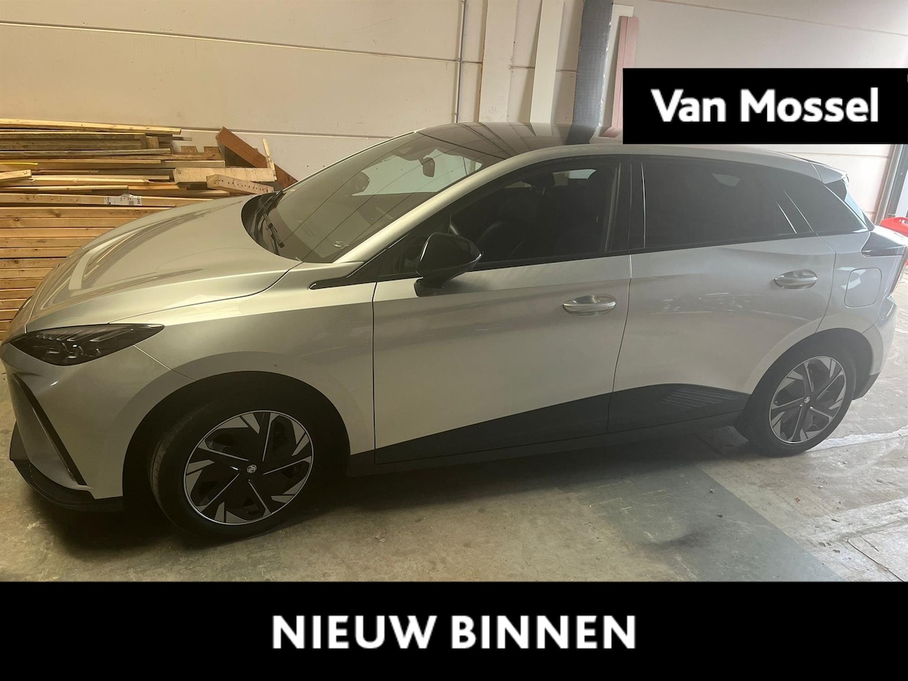 MG MG4 - Long Range Luxury 64 kWh | Navi | Led Koplampen | CarPlay | 360 Camera | Stoelverwarming | - AutoWereld.nl