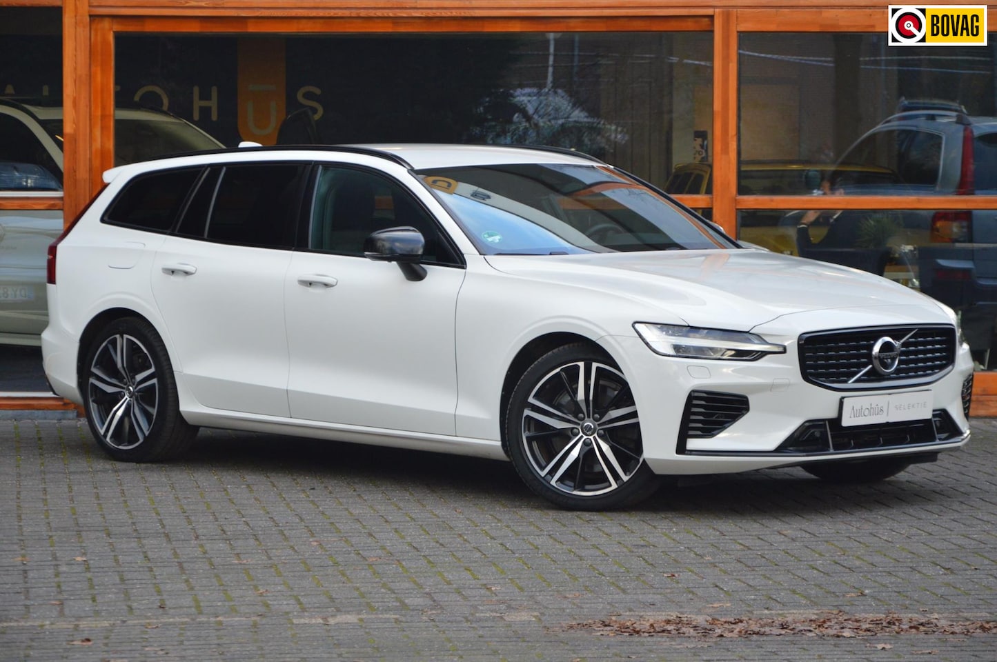 Volvo V60 - T6 Hybride AWD Plus Dark | Trekhaak | Stoel + Stuur Verwarmd | elektrische stoelen | Pilot - AutoWereld.nl