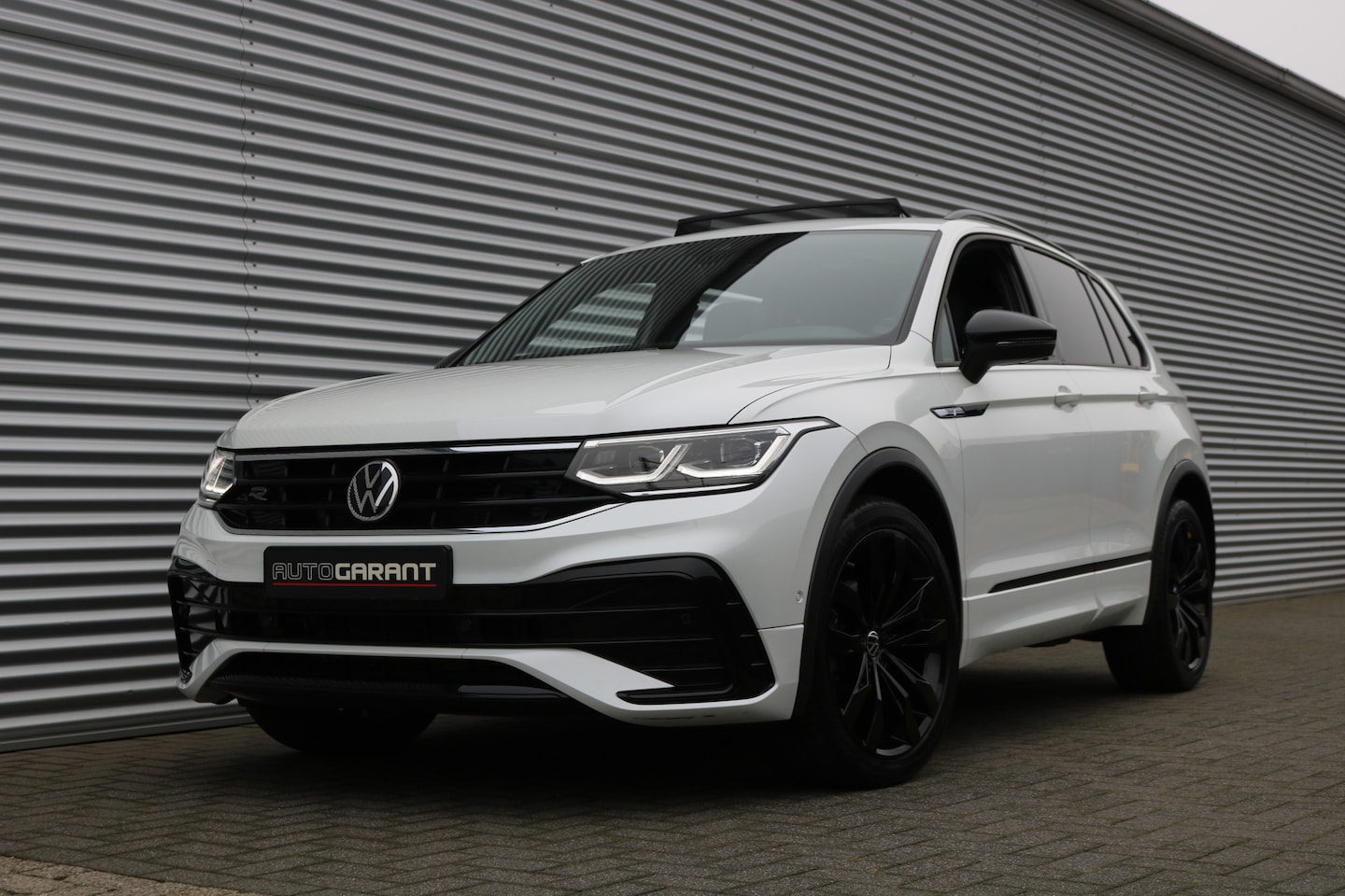 Volkswagen Tiguan - 1.5 TSI R-Line Black Style (36.826Km! Panodak Carplay ACC HeadUp Standkachel IQ.Light Came - AutoWereld.nl