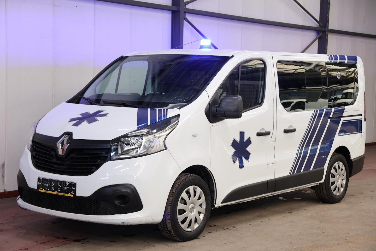 Renault Trafic - AMBULANCE VSAV Rettungswagen Krankenwagen - AutoWereld.nl