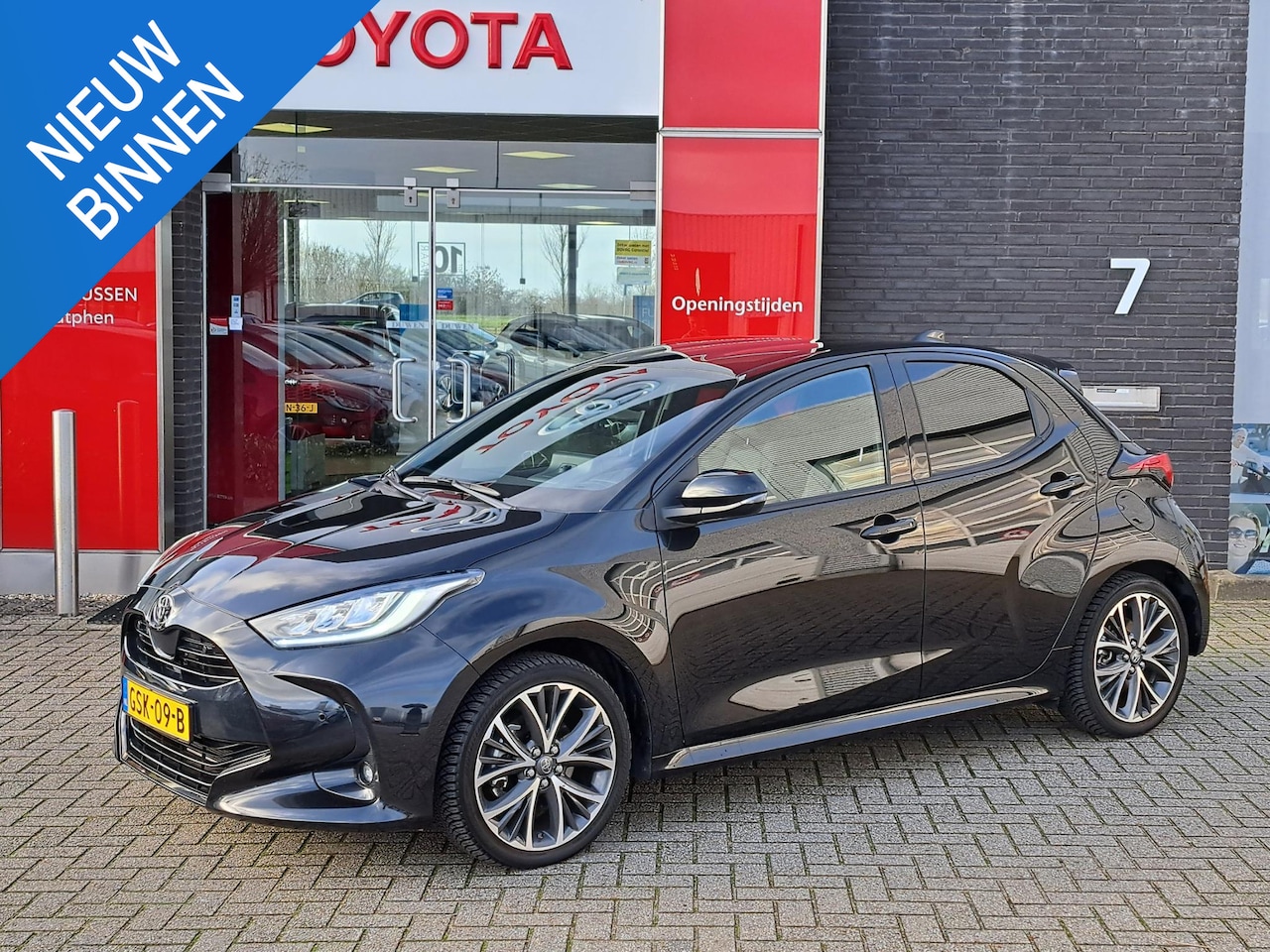 Toyota Yaris - 1.5 Hybrid 130 Executive ACHTERUITRIJCAMERA STOELVERWARMING STUURWIELVERWARMING - AutoWereld.nl