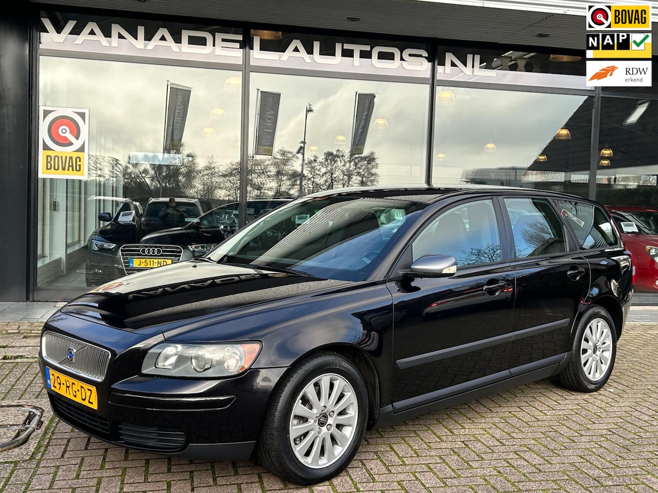 Volvo V50 - 2.4 Momentum Aut. Clima Cruise Trekhaak NAP NL-Auto Dealerondrhouden! - AutoWereld.nl