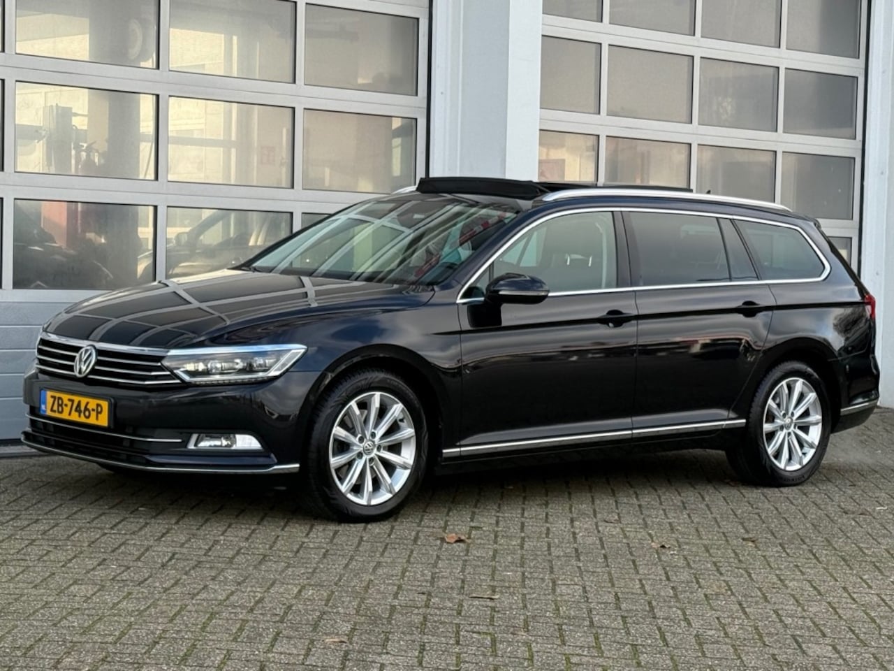Volkswagen Passat - 1.6 TDI 120PK Connected Series Navi Camera Pano Euro6 - AutoWereld.nl