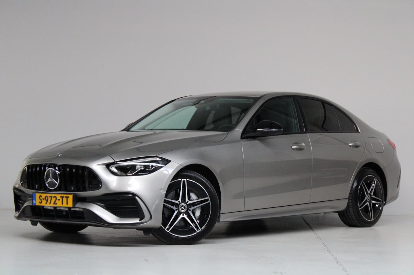 Mercedes-Benz C-klasse - 300 e AMG Line Night Pakket | C63 AMG look | burmester | sfeerverlichting | camera | deale - AutoWereld.nl