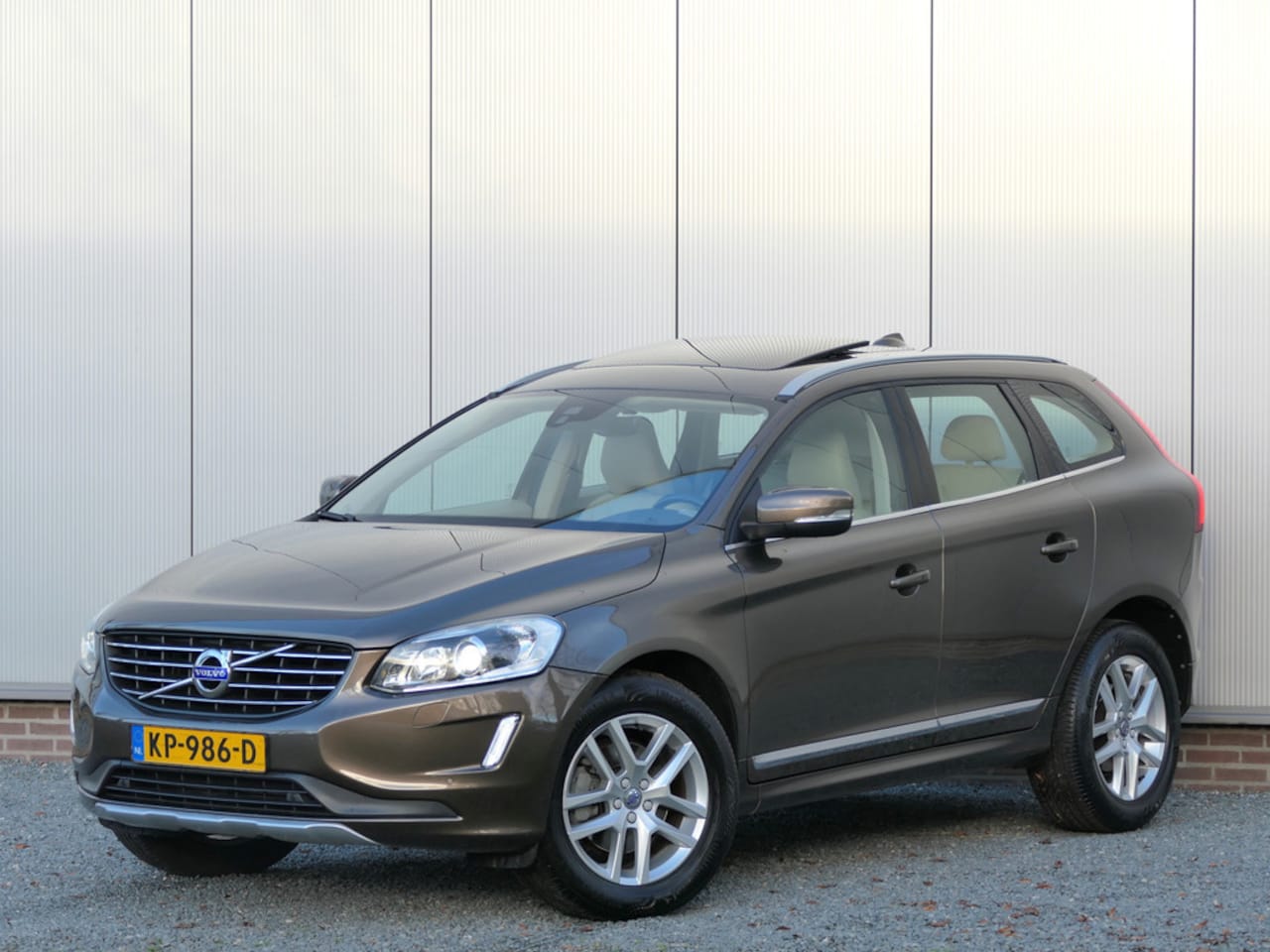 Volvo XC60 - T5 AUT Polar+ Xenon / Panoramadak / Trekhaak / Camera - AutoWereld.nl