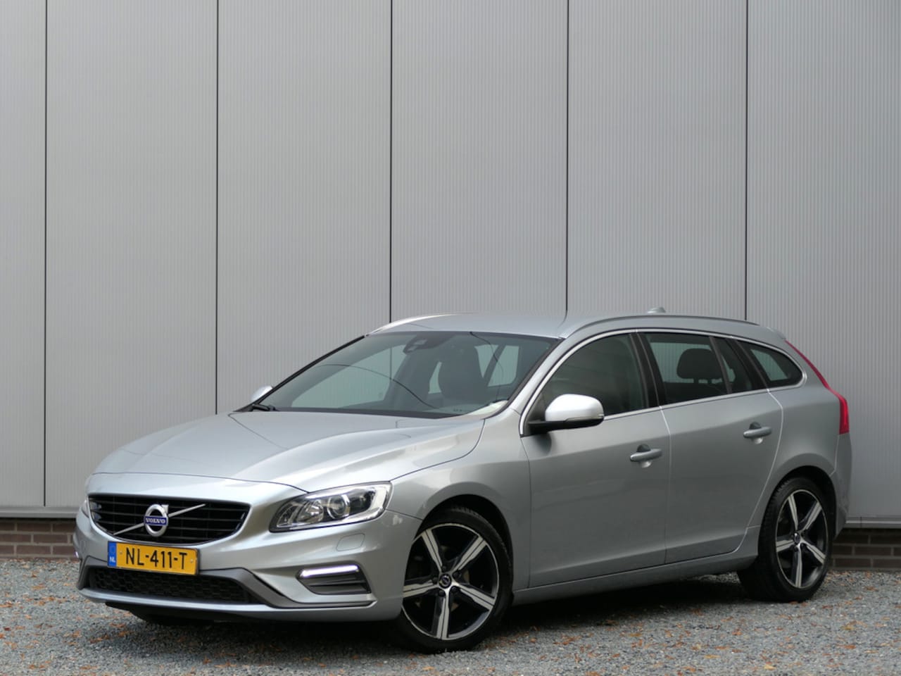 Volvo V60 - T3 AUT 12 MND garantie R-Design Xenon / Standkachel / Cruise con - AutoWereld.nl