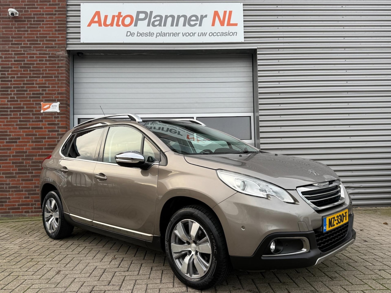 Peugeot 2008 - 1.2 PureTech Allure! Camera! Clima! Navi! Pano! - AutoWereld.nl