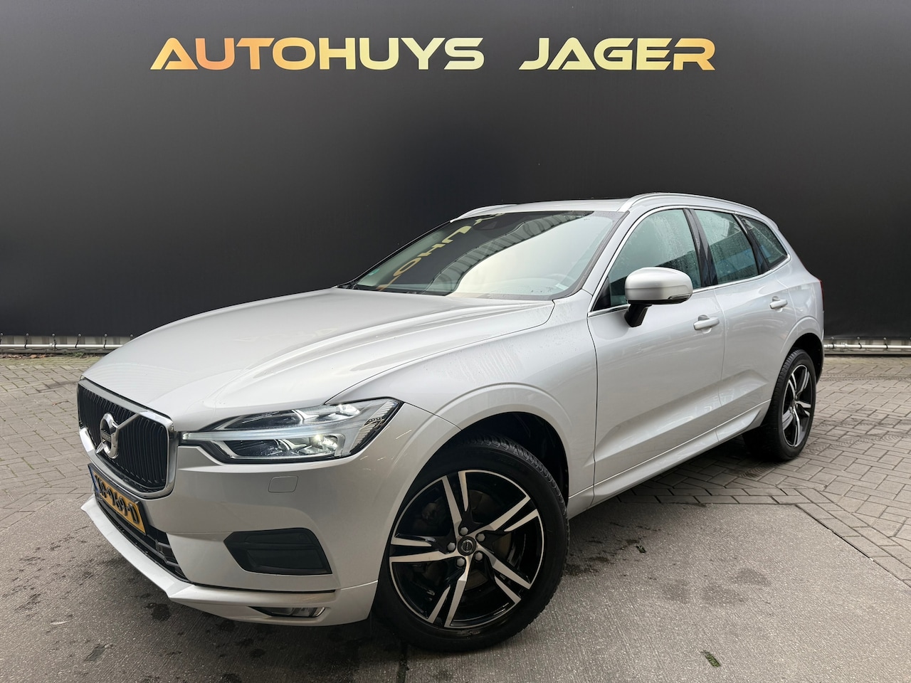 Volvo XC60 - 2.0 D4 AWD Momentum Pano carplay Alcantara - AutoWereld.nl