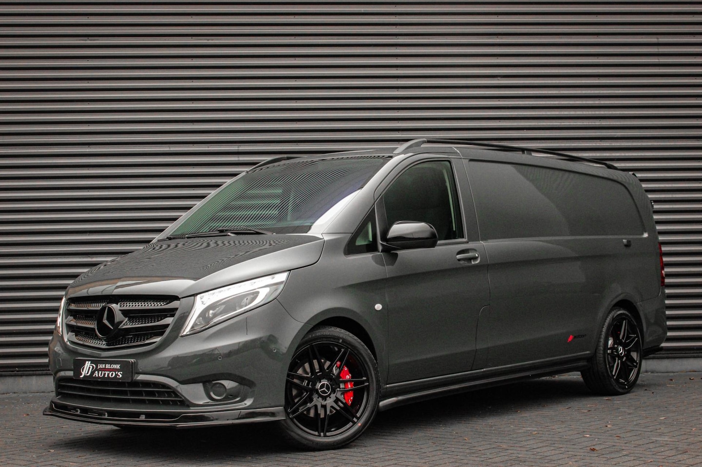 Mercedes-Benz Vito - 190PK LANG JB- EDITION FULL BLACK / AMG / SPOILER / VERLAGINGSVEREN / NAVIGATIE / SIDE- BA - AutoWereld.nl