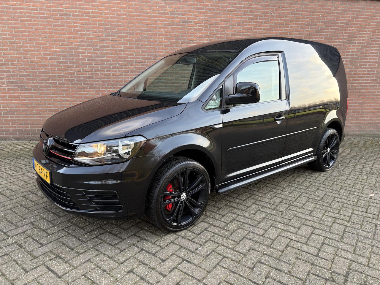 Volkswagen Caddy - 2.0 TDI L1H1 BMT “Leder / Zwart / 17”LM / Sidebar” - AutoWereld.nl