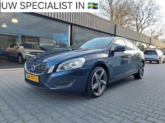 Volvo S60 - 1.6 DRIVe 163.000KM inclusief BTW Origineel NL Navigatie Clima Telefoon PDC 16 Inch Juli 2