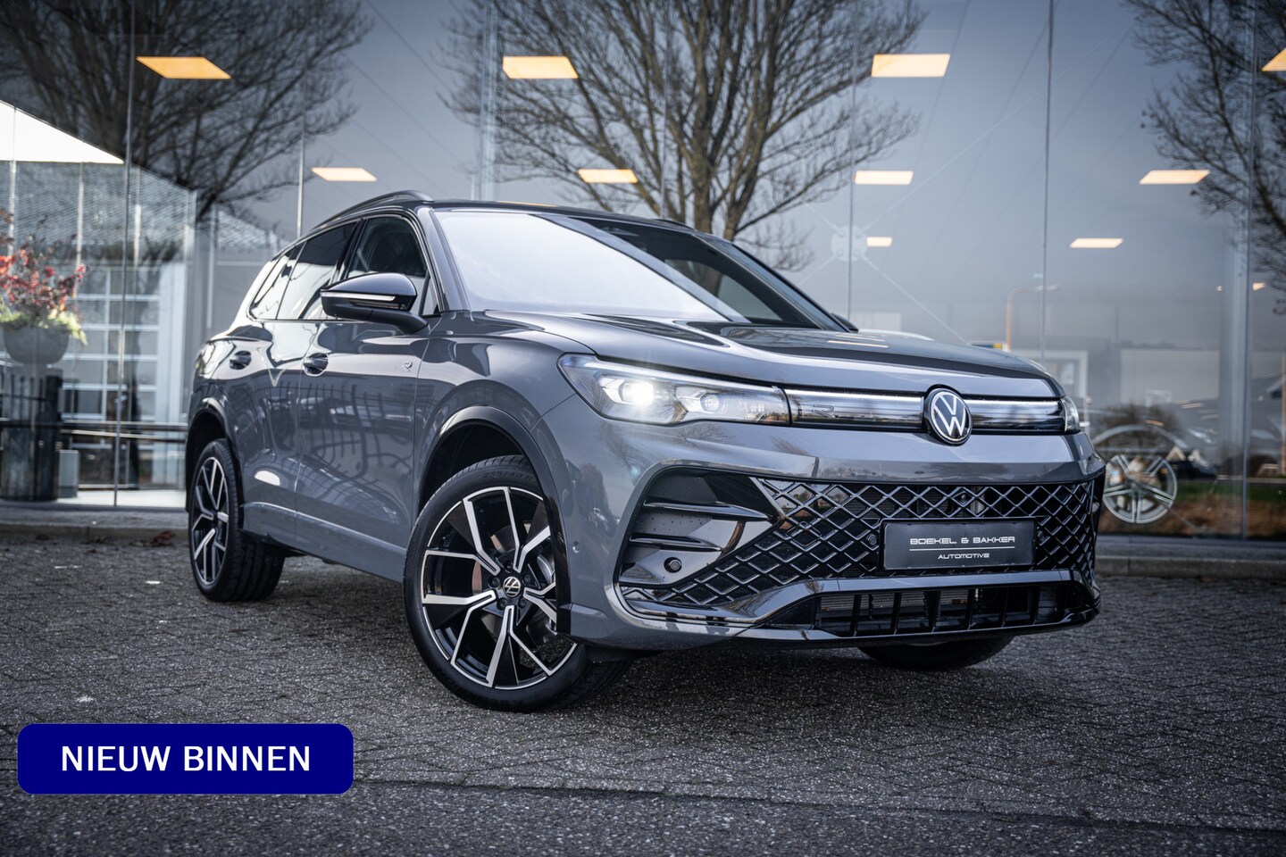 Volkswagen Tiguan - eHybrid R-Line Edition ** Panodak ** Trekhaak ** Leder ** Memory Harman/Kardon ** Massage - AutoWereld.nl