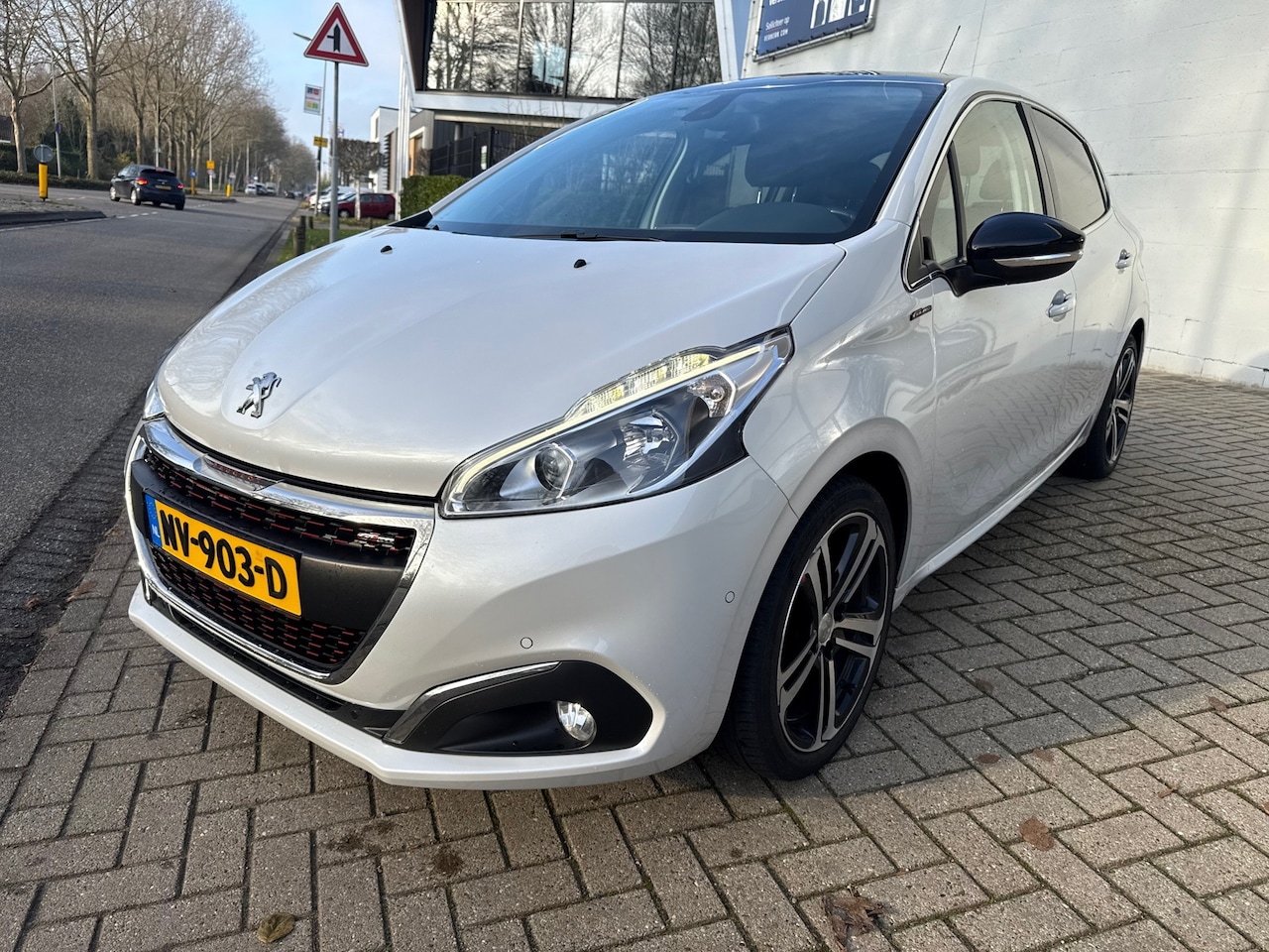 Peugeot 208 - 1.2 PureTech GT-line 81kW 110 PK NAVI PANO CLIMATE CONTROL - AutoWereld.nl