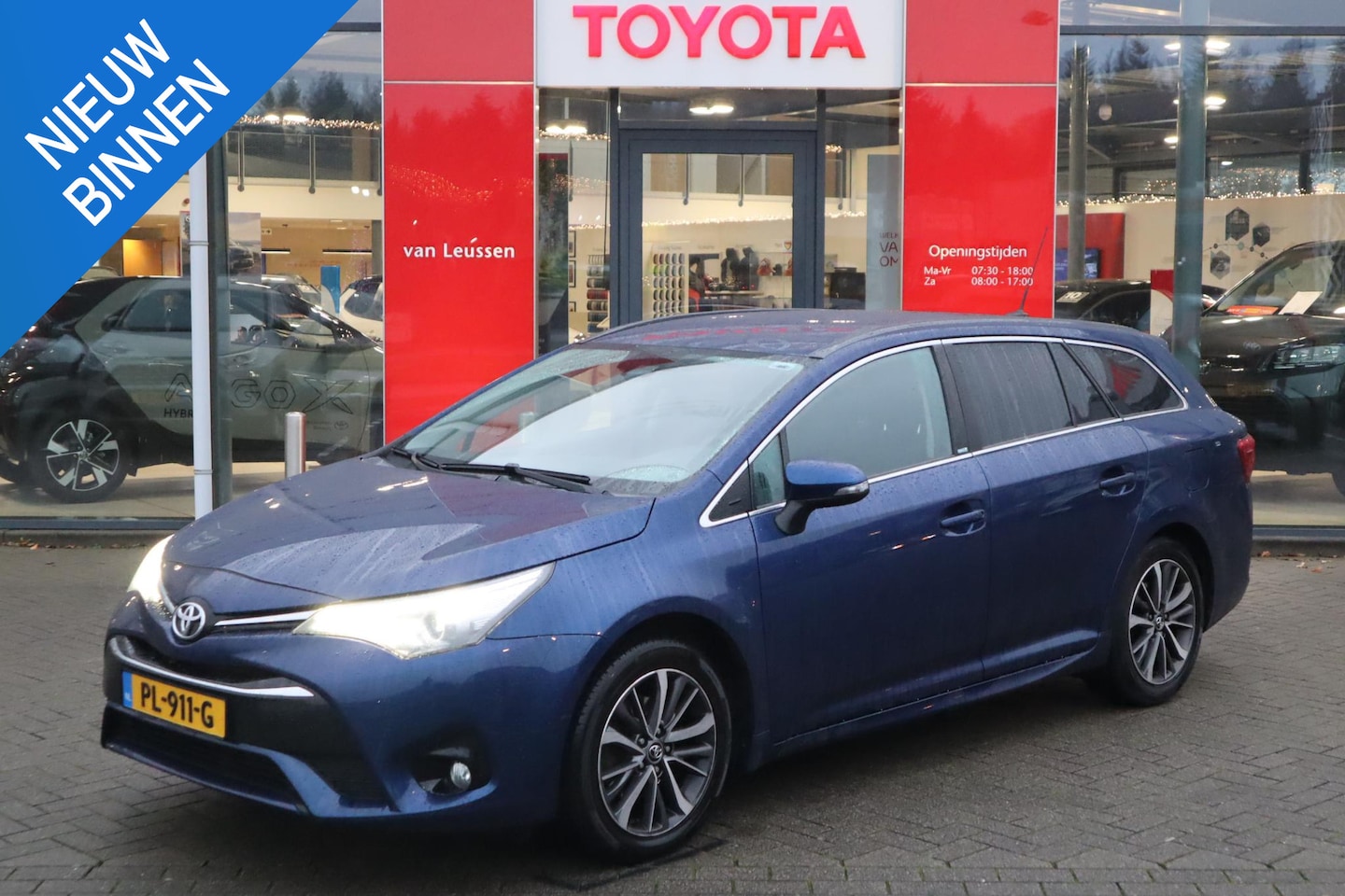 Toyota Avensis Touring Sports - 1.8 VVT-i DYNAMIC AUTOMAAT NAVI KEYLESS CAMERA TREKHAAK PRIVACY-GLASS LM-VELGEN - AutoWereld.nl