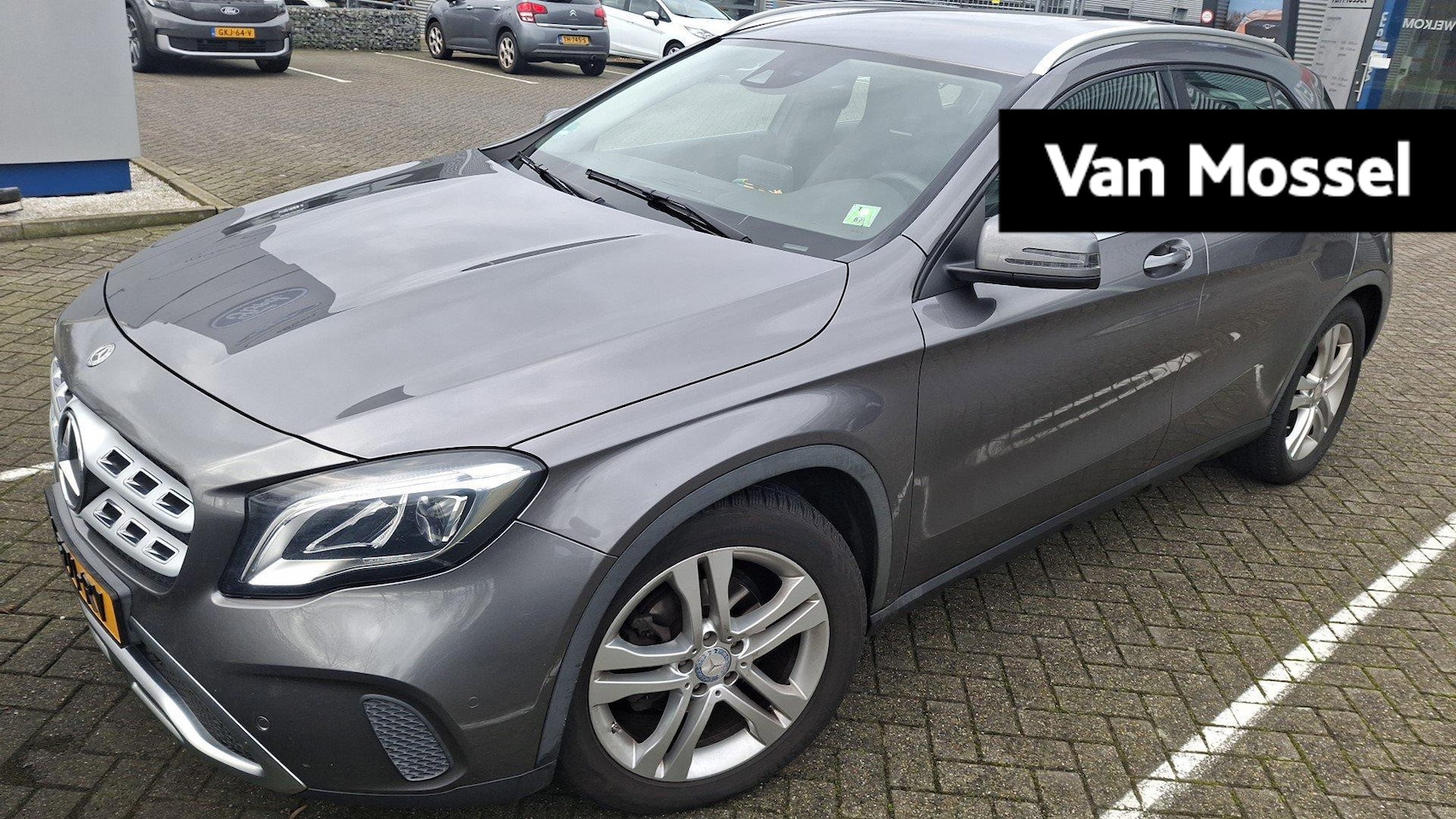 Mercedes-Benz GLA-Klasse - 180 Premium | Camera | Stoelverwarming | Trekhaak | Navigatie | Cruise Control - AutoWereld.nl