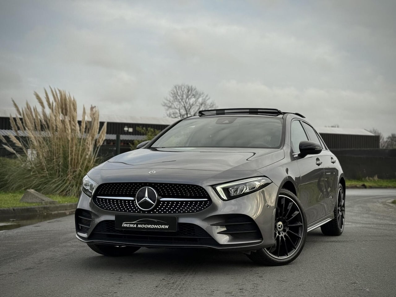 Mercedes-Benz A-klasse - 250 e AMG A250e Panoramadak|Burmester®|Sfeerverlichting|Camera|DAB+|Night pakket| - AutoWereld.nl
