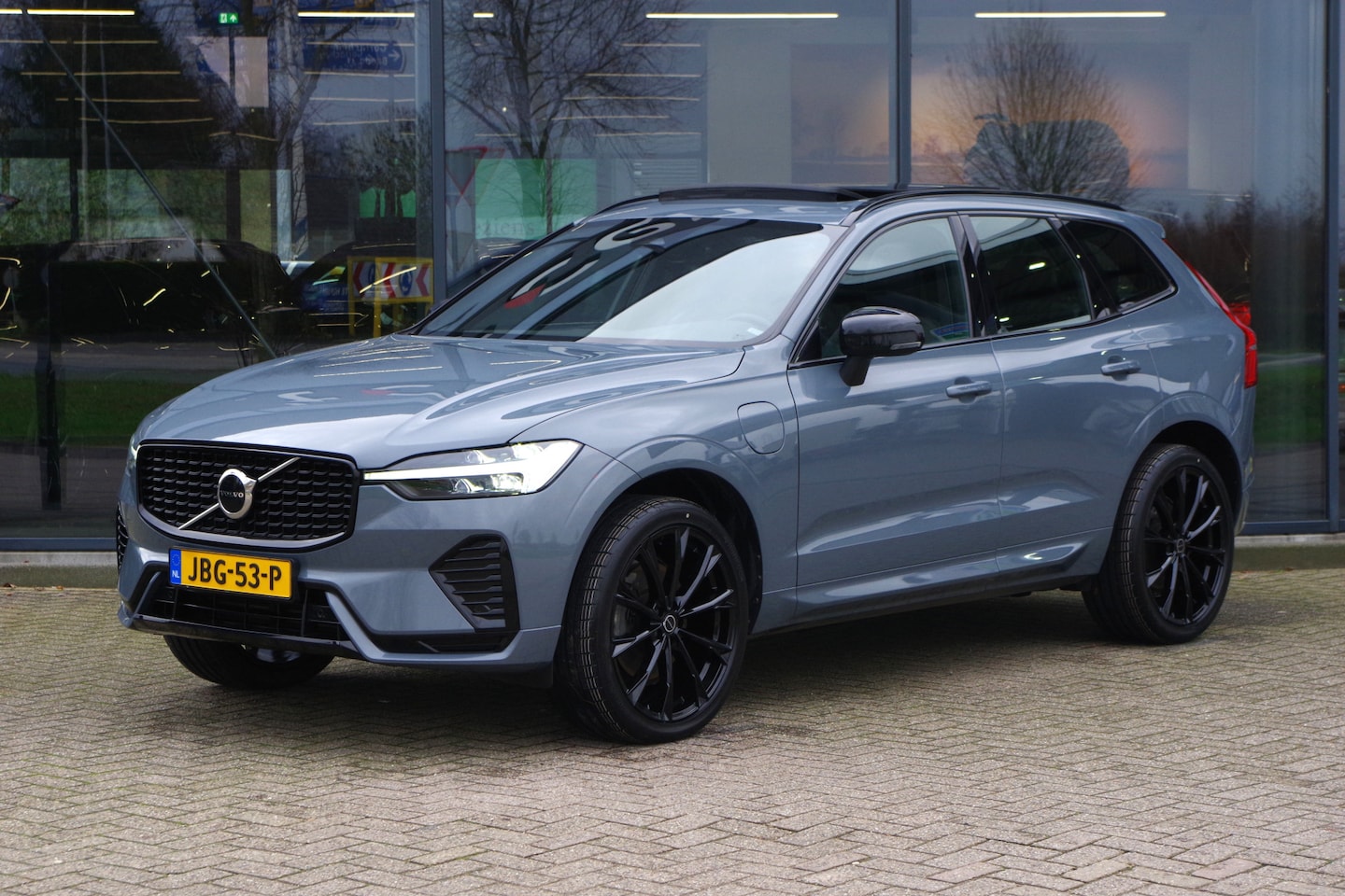 Volvo XC60 - 2.0 T6 Plug-in hybrid AWD Plus Dark 2.0 T6 Plug-in hybrid AWD 350 PK Plus Dark, Panoramadak, Luchtvering, Keyless, Memory, Car - AutoWereld.nl