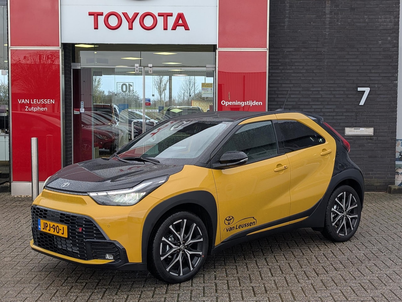 Toyota Aygo X - Hybrid 115 GR Sport NIEUW MODEL! JBL-AUDIO 18'' LM-VELGEN KEYLESS PARK-SENSOREN STOELVERW - AutoWereld.nl