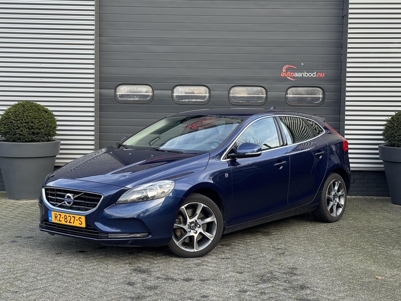 Volvo V40 Cross Country - 2.0 D3 Momentum | Navigatie | Lederen Bekleding | Stoelverwarming | Trekhaak | - AutoWereld.nl