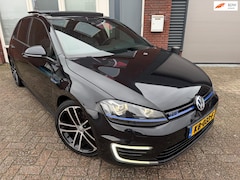 Volkswagen Golf - 1.4 TSI GTE / Pano / Leder / Navi / Camera / PDC / Clima / LED