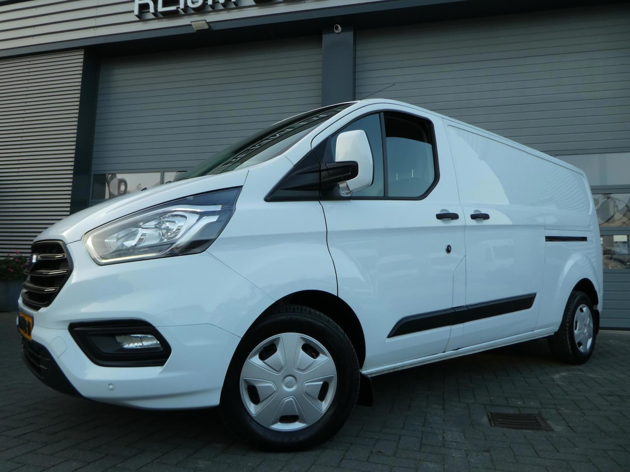 Ford Transit Custom - 320 2.0 TDCI 130pk L2, Camera, Navigatie, LED, 3-Zits, 2xSchuifdeur. - AutoWereld.nl