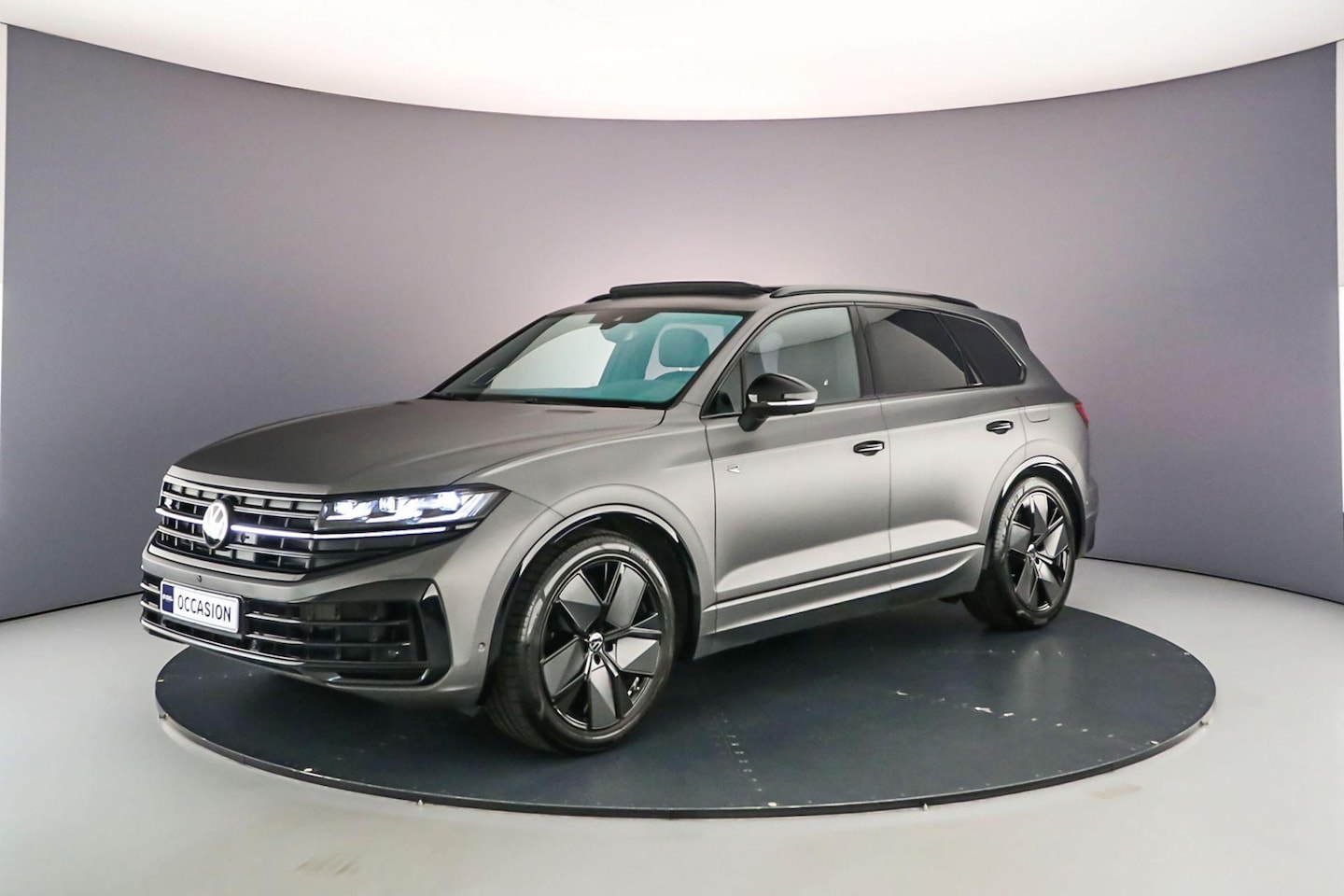 Volkswagen Touareg - R 3.0 TSI eHybrid 462pk Tiptronic Trekhaak, Panoramadak, Lederen bekleding, Luchtvering, H - AutoWereld.nl