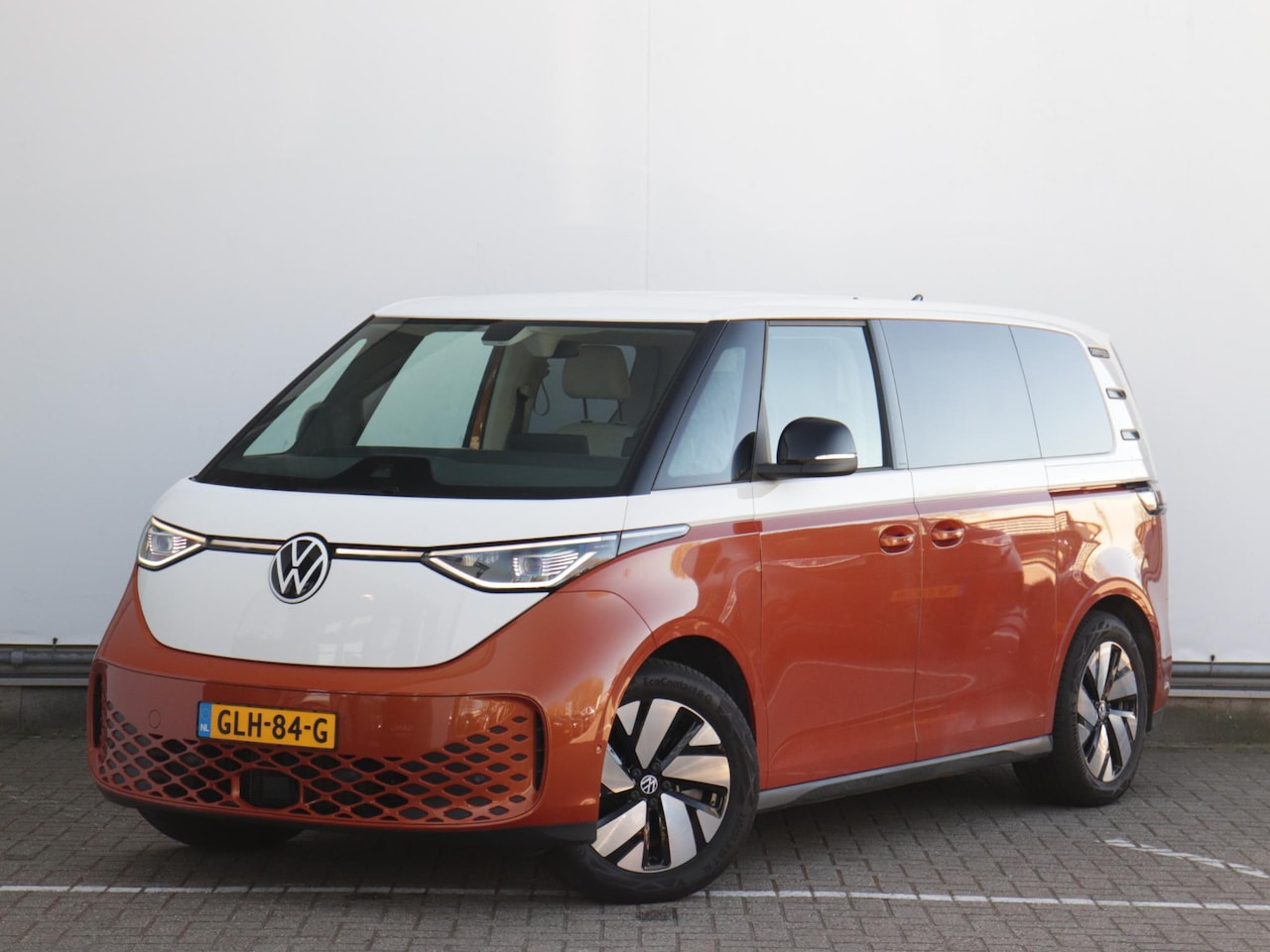 Volkswagen ID. Buzz - Pro 77kWh | Origineel Two-tone | Elektrische stoelen | Wegklapbare trekhaak | Keyless | Ca - AutoWereld.nl