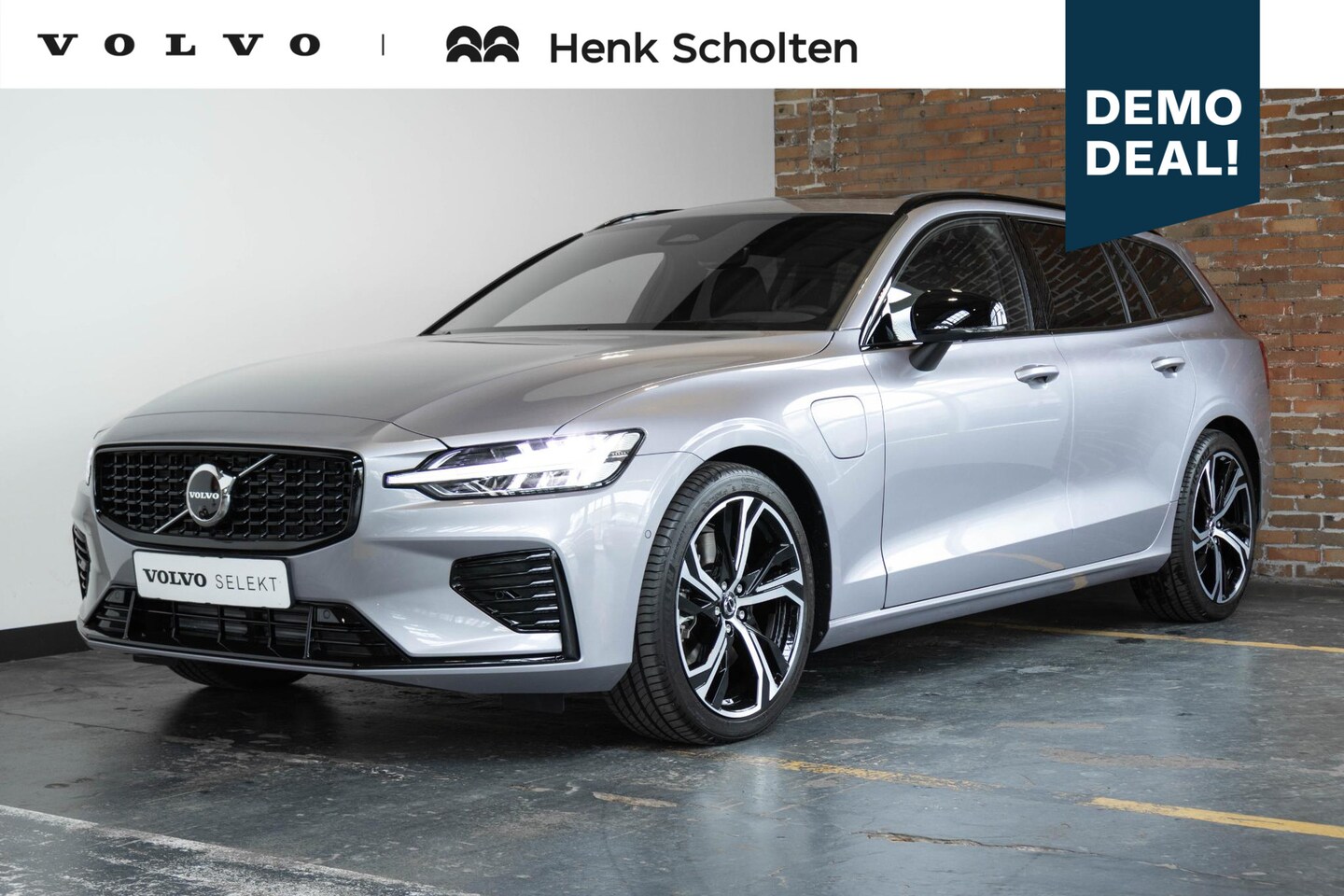 Volvo V60 - T6 Plug-in hybrid AWD Plus Dark Panorama Schuif/Kanteldak | 360° Parkeercamera | Head-Up D - AutoWereld.nl