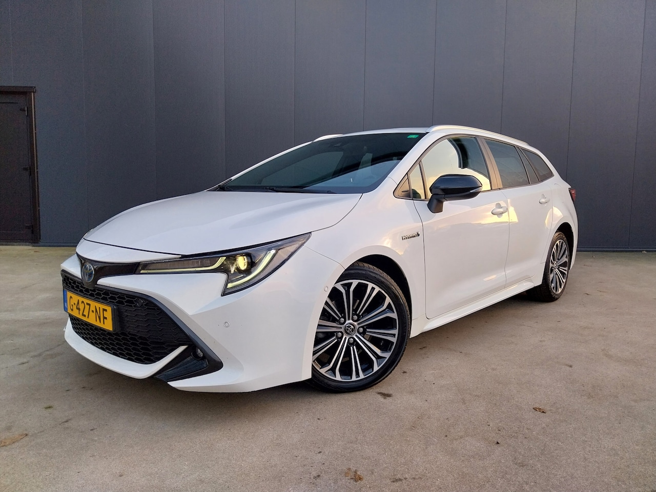 Toyota Corolla Touring Sports - 1.8 Hybrid 1e EIGENAAR HEAD UP CAMERA NAVI CRUISE ECC - AutoWereld.nl