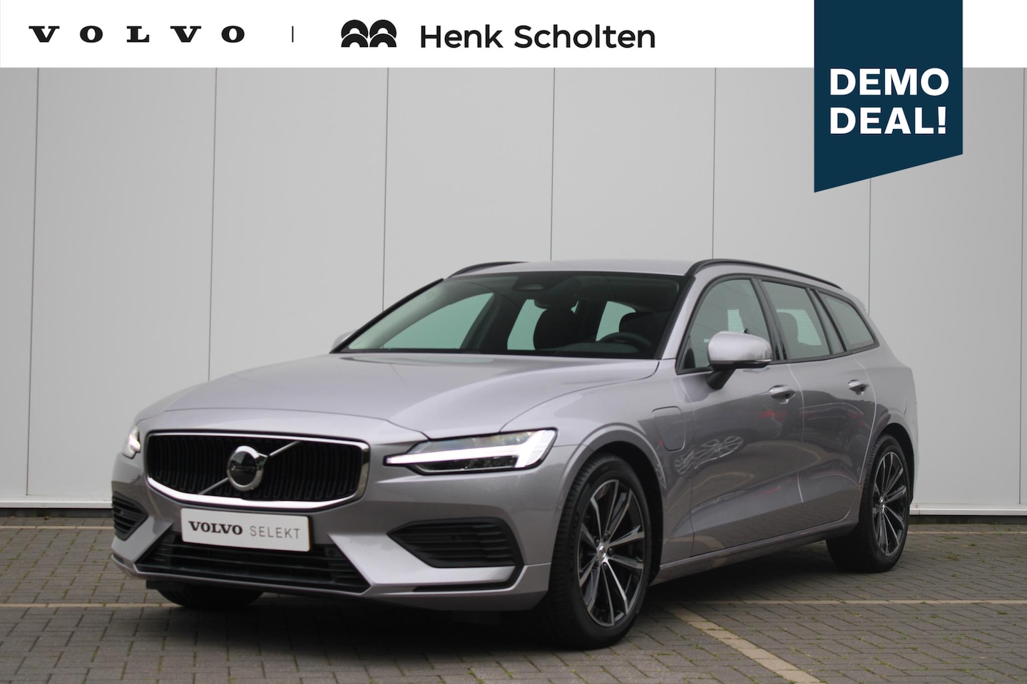 Volvo V60 - T6 350PK Plug-in hybrid AWD Core Parkeercamera | Verwarmbare Voor- en Achterstoelen | Adap - AutoWereld.nl