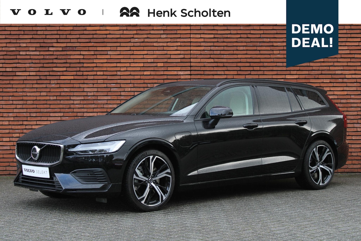 Volvo V60 - T6 Plug-in hybrid AWD Essential | Achteruitrijcamera | Stoelen in Leder uitgevoerd | Voors - AutoWereld.nl