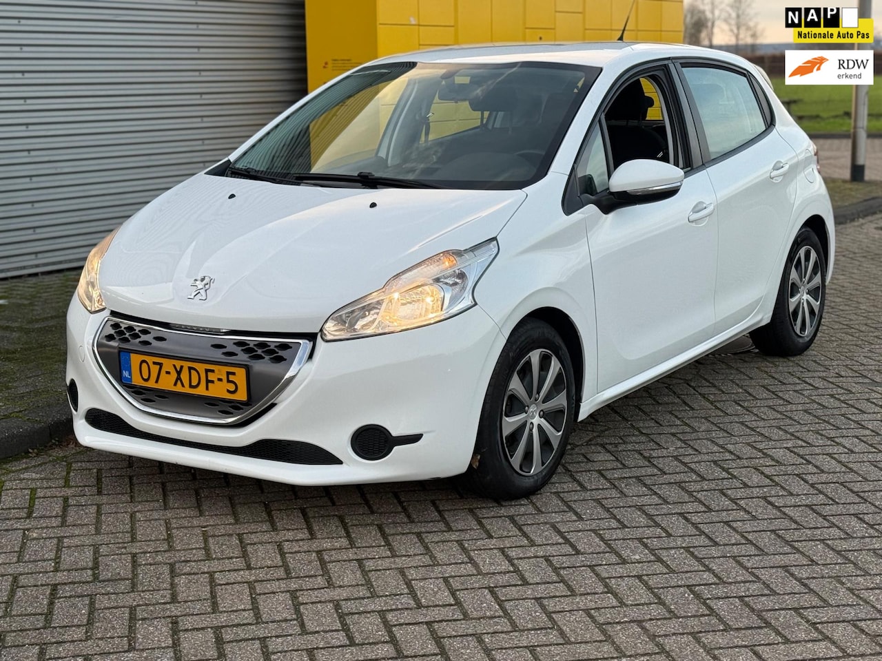 Peugeot 208 - 1.4 eHDI Automaat Bj 2012 5drs Airco Navigatie - AutoWereld.nl