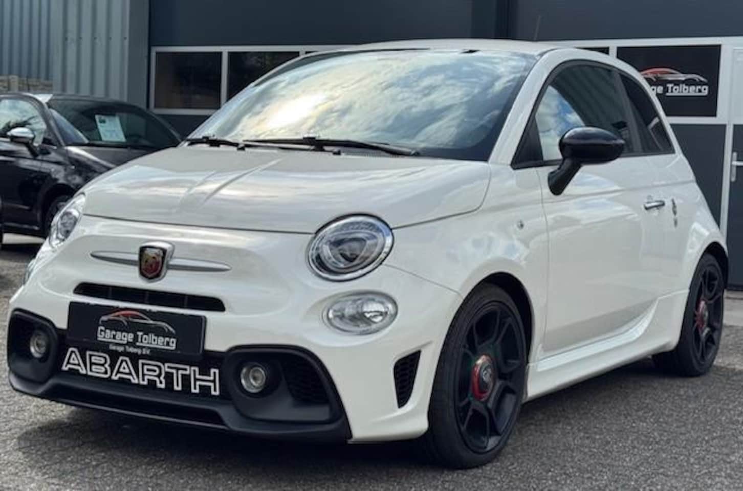 Abarth 595 - 1.4 T-Jet 70th Anniversary Pista. KRACHTIG, SPORTIEF EN EXCLUSIEF LIMITED EDITION, EEN UNI - AutoWereld.nl