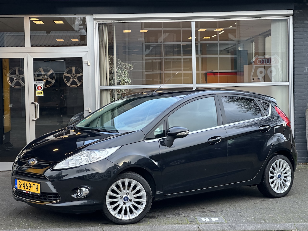 Ford Fiesta - 1.6 Ghia CLIMA / 5DRS / LM VELGEN / ELEKT RAMEN VOOR / STOELVERWARMING - AutoWereld.nl
