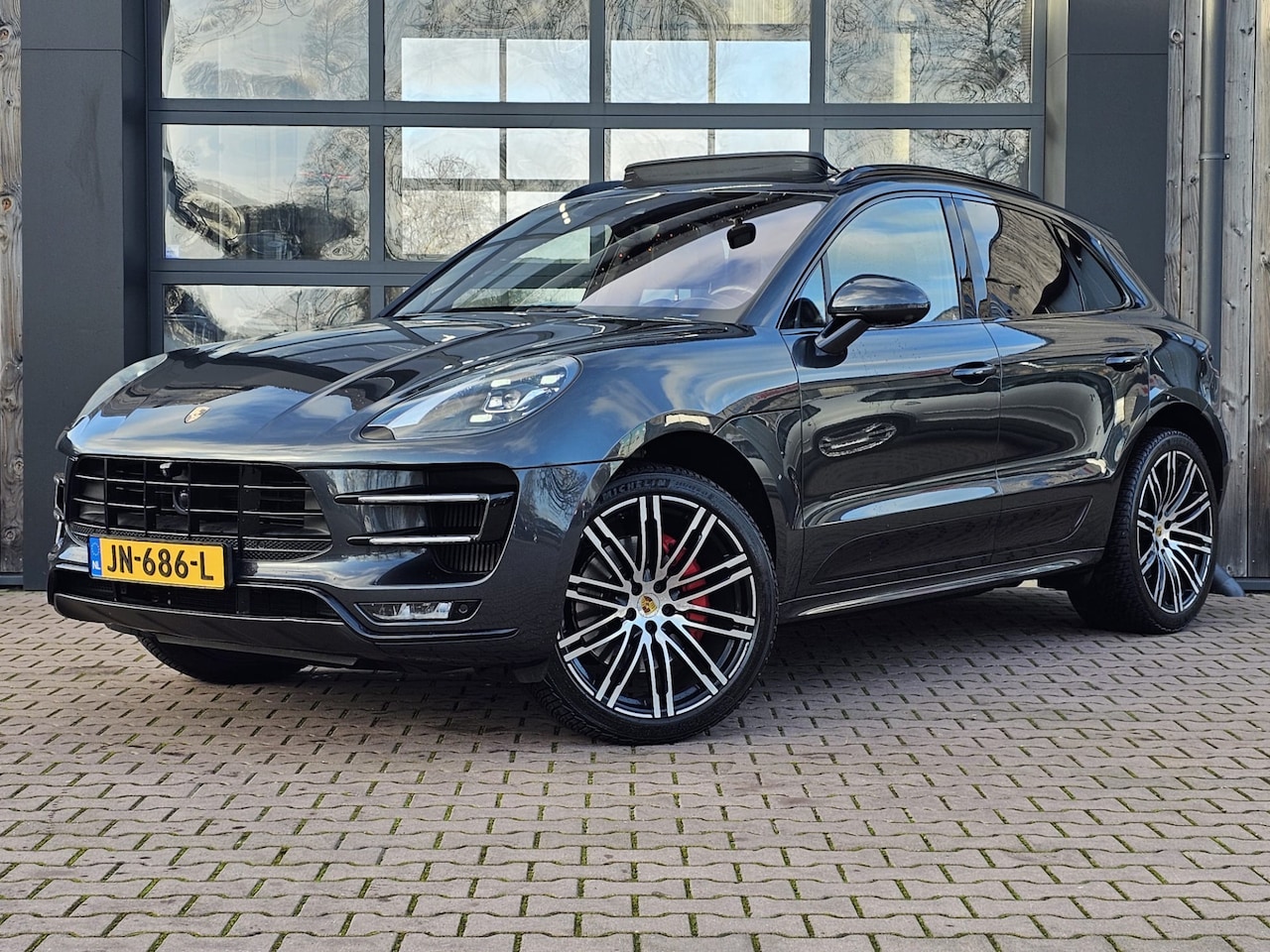 Porsche Macan - 3.6 Turbo | Sport-chrono | Pano | PDLS+ | Trekhaak | Luchtvering | Leder | Stoelverwarming - AutoWereld.nl