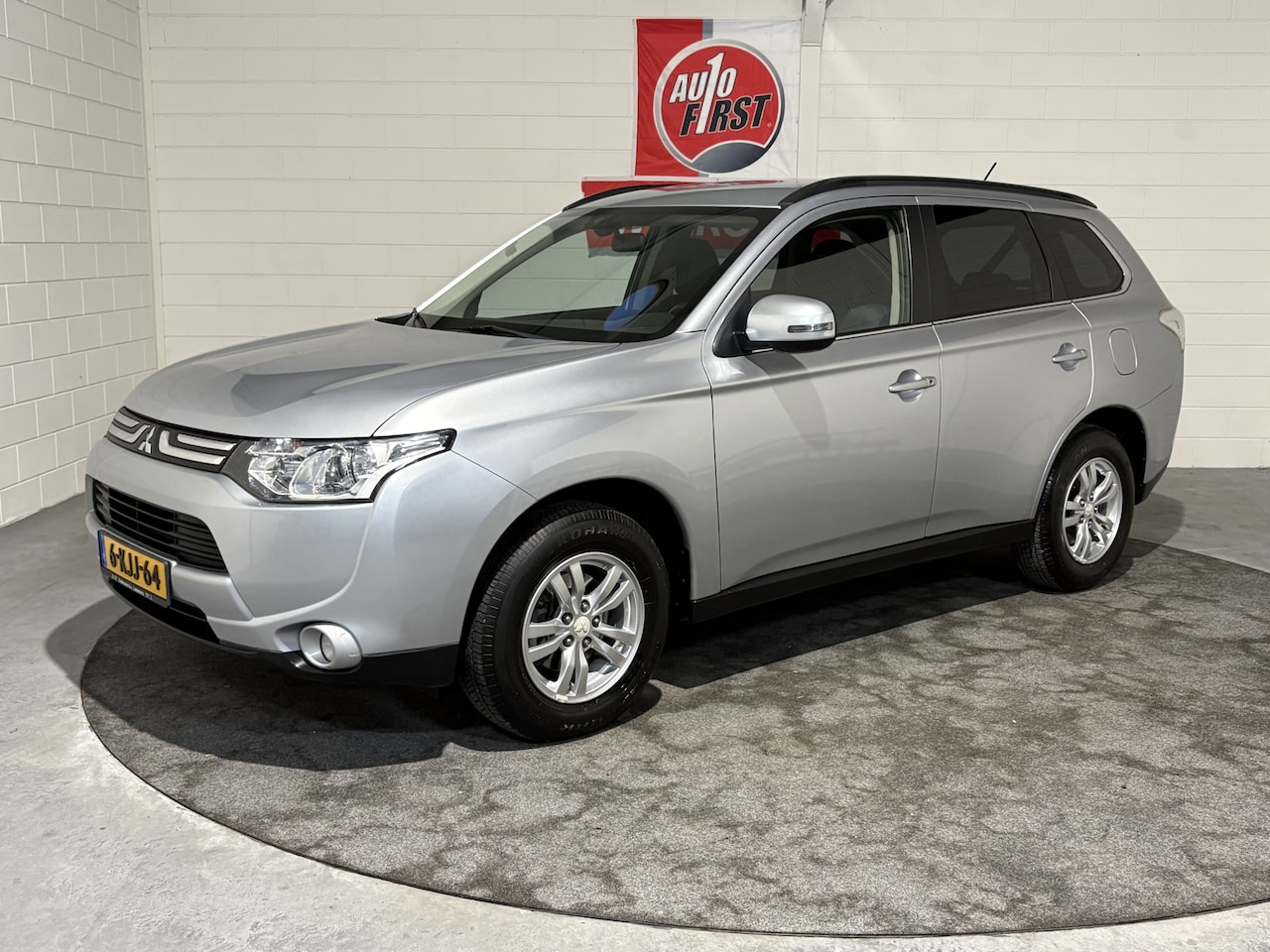 Mitsubishi Outlander - 2.0 Intense 2.0 Intense, Uniek km stand, Achteruitrijcamera, Cruise control, Climate control, Afn . tr - AutoWereld.nl