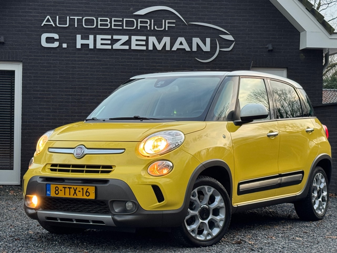 Fiat 500 L - 1.4-T-Jet Trekking Navi Leder Panoramadak Cruise Control Camera - AutoWereld.nl