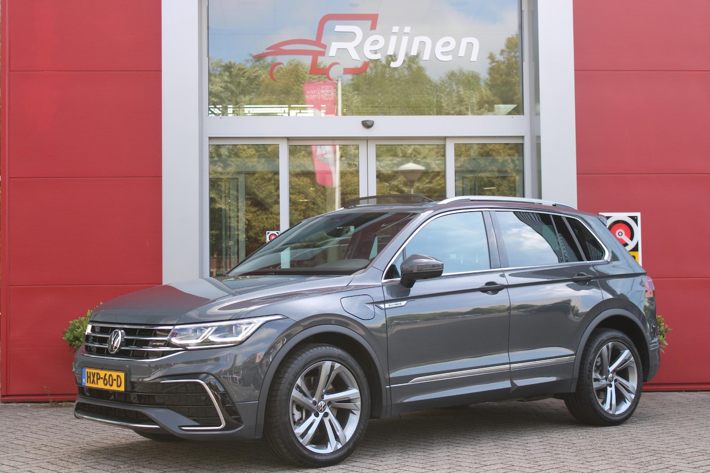Volkswagen Tiguan - 1.4 TSI 245PK eHybrid R-LINE BUSINESS + | BEKLEDING LEDER VIENNA | PANORAMISCH SCHUIF/KANT - AutoWereld.nl