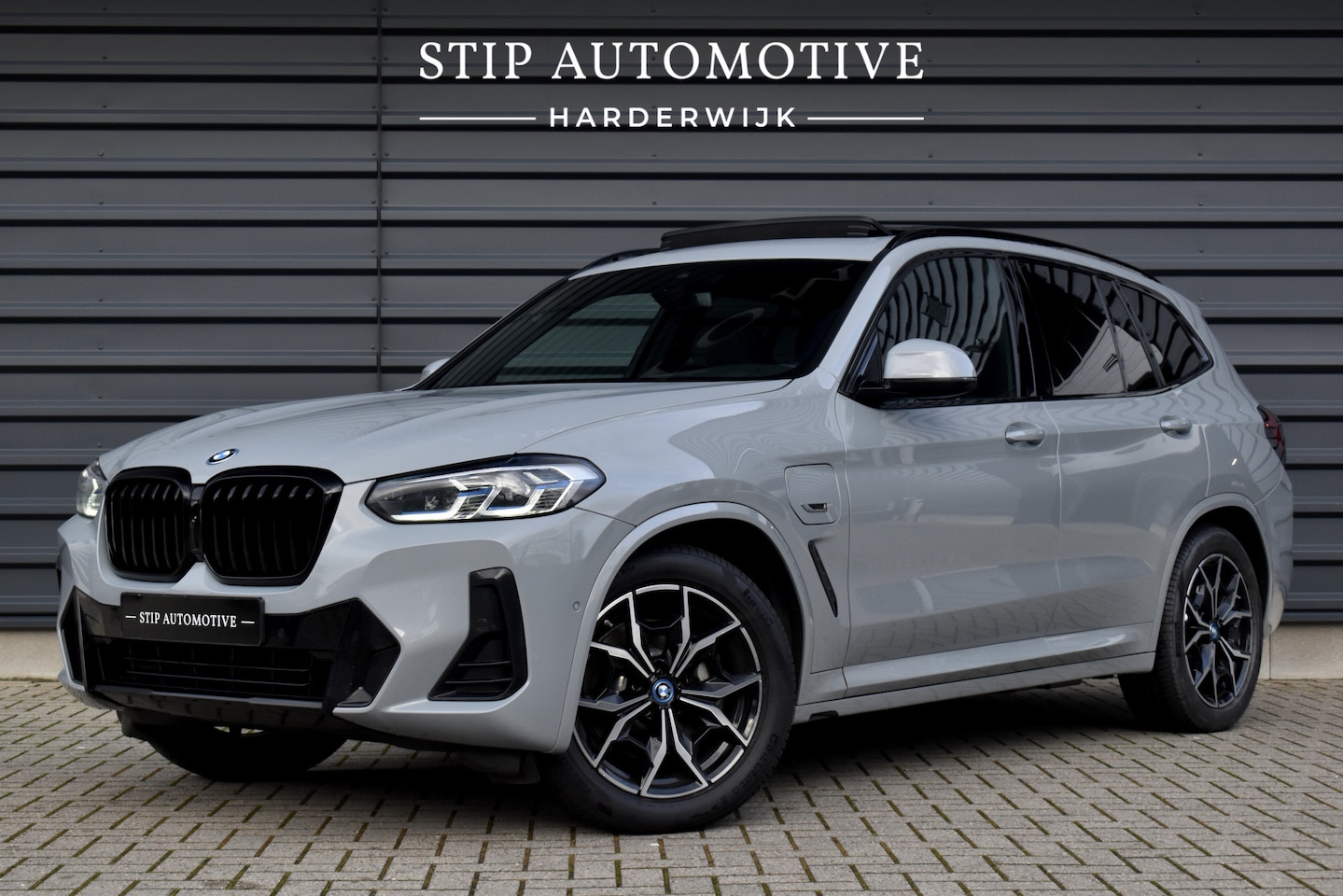 BMW X3 - xDrive30e M Sport Shadow | Pano | Laser | Head-Up | Trekhaak | CarPlay | Stuur+Stoelverwar - AutoWereld.nl