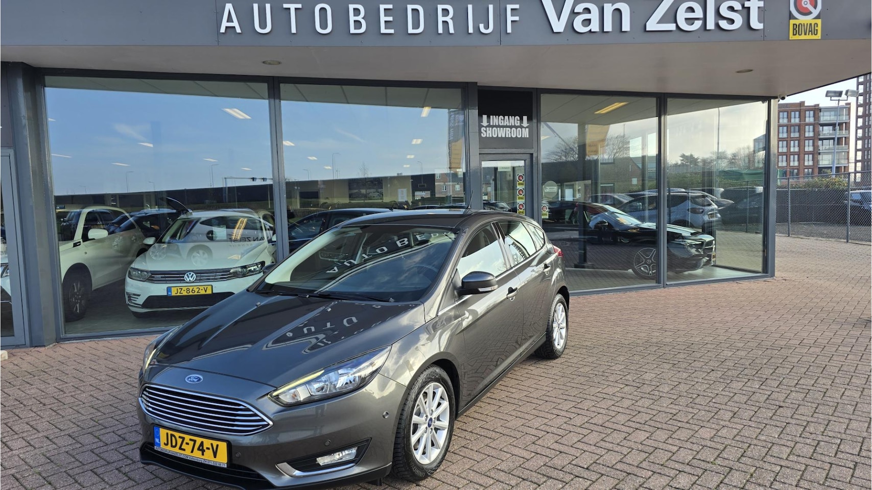 Ford Focus - 1.5 Titanium *AUTOMAAT*Keyless entry* Navigatie * Acteruitrijcamera* Climaat Controle * El - AutoWereld.nl