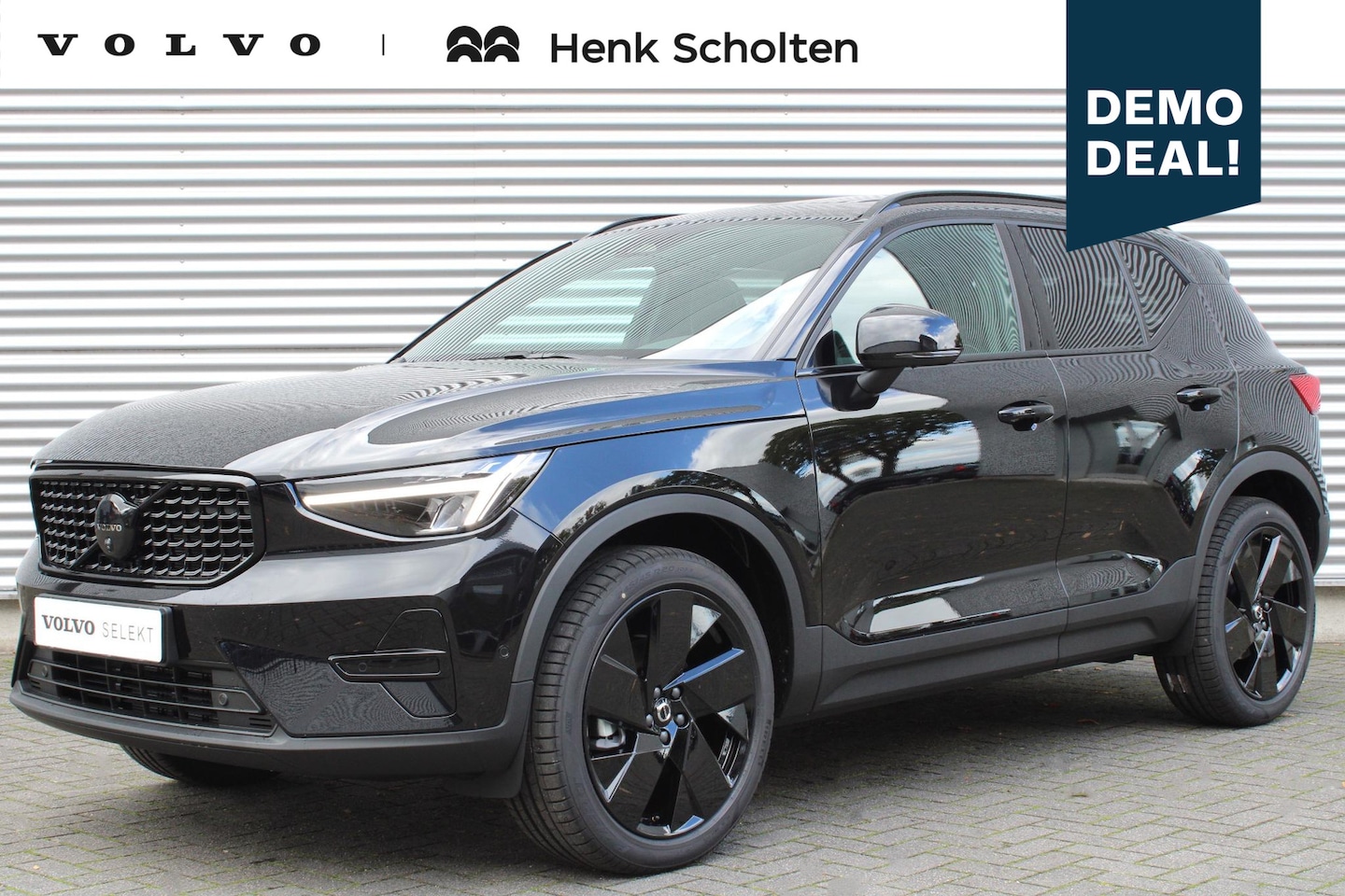 Volvo XC40 - B4 Automaat Plus Black Edition | 20" 5-Spaaks Black Velgen Met 245/45 R20 Banden | Onyx Bl - AutoWereld.nl