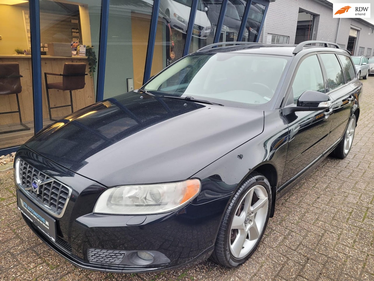 Volvo V70 - 2.5T Momentum Automaat H.LEER / XENON / YOUNGTIMER - AutoWereld.nl