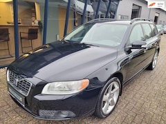 Volvo V70 - 2.5T Momentum Automaat H.LEER / XENON / YOUNGTIMER
