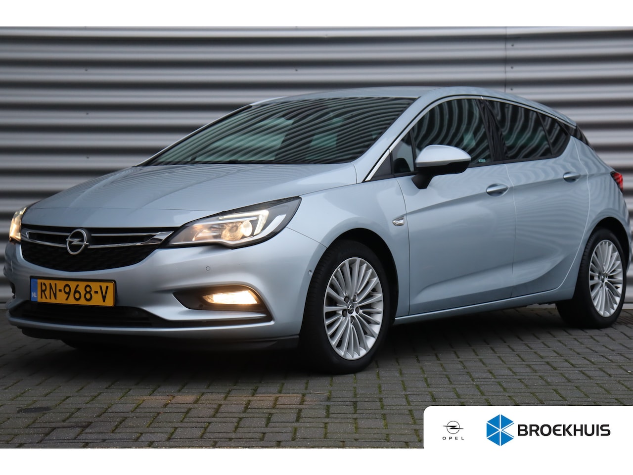 Opel Astra - 1.6 TURBO 200PK INNOVATION+ / NAVI / LEDER / CLIMA / LED / PDC / AGR / 17" LMV / CAMERA / - AutoWereld.nl