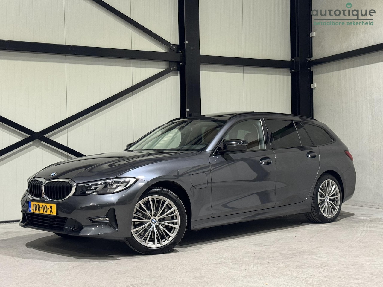 BMW 3-serie Touring - 330e xDrive Sportline Aut. | navi | leder | panoramadak | shadow-line | - AutoWereld.nl