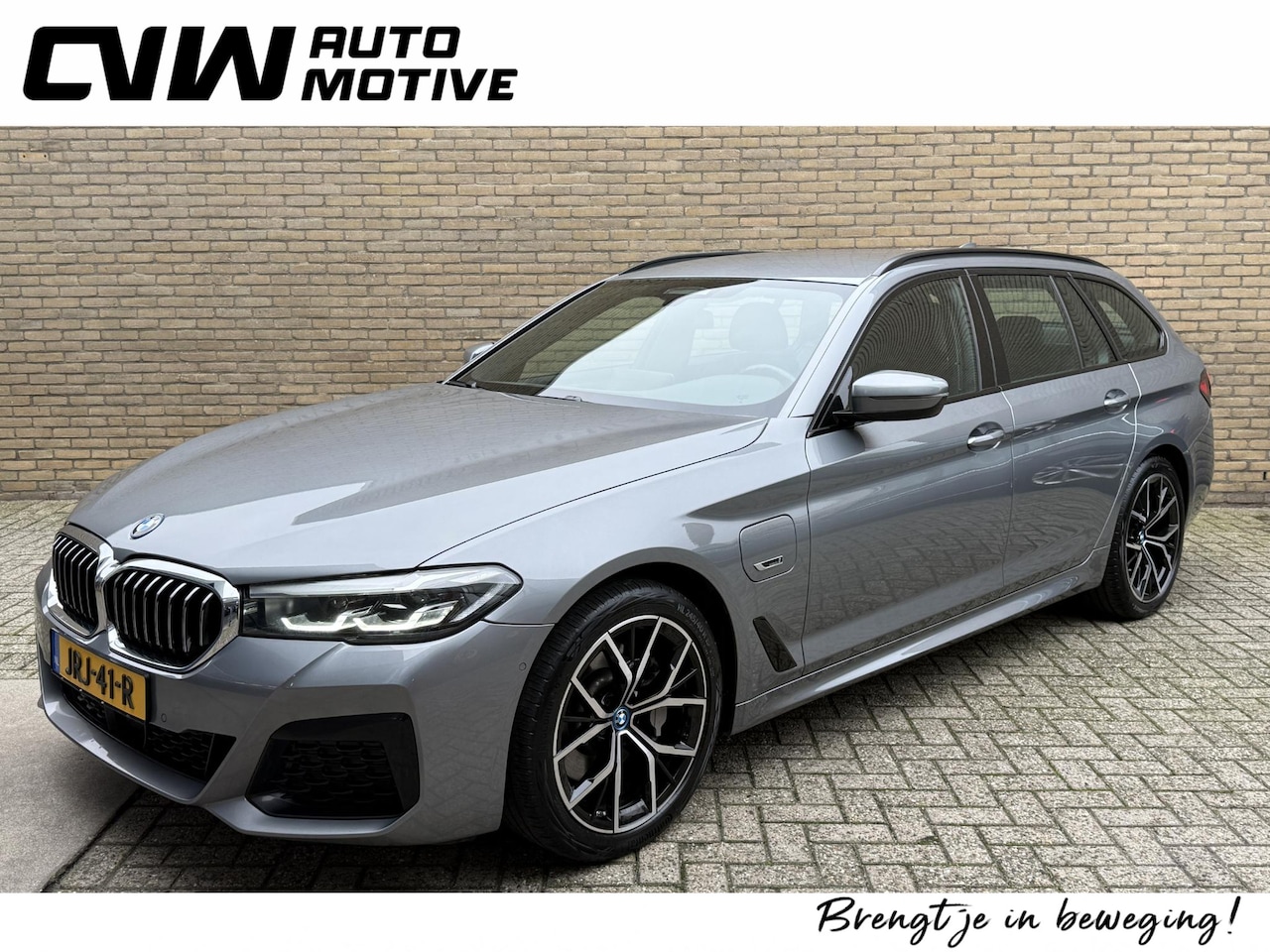 BMW 5-serie Touring - 530e 292pk | M-pakket | Camera | Leder | Sportstoelen | Wegklapbare trekhaak | Adaptieve c - AutoWereld.nl