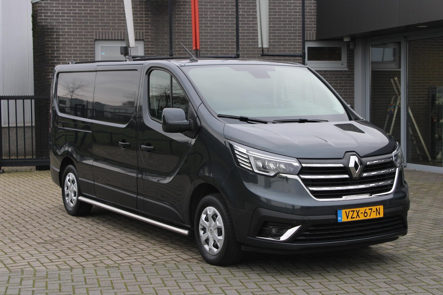 Renault Trafic - 2.0 dCi 110 T30 L2H1 Work Edition Led/Navi/Trekhaak/Camera - AutoWereld.nl