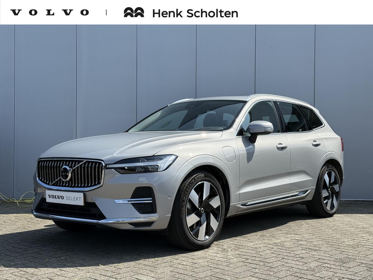 Volvo XC60 - T6 Automaat Recharge Ultimate Bright, Panoramadak | Luchtvering | Verwarmbare en ventileer - AutoWereld.nl
