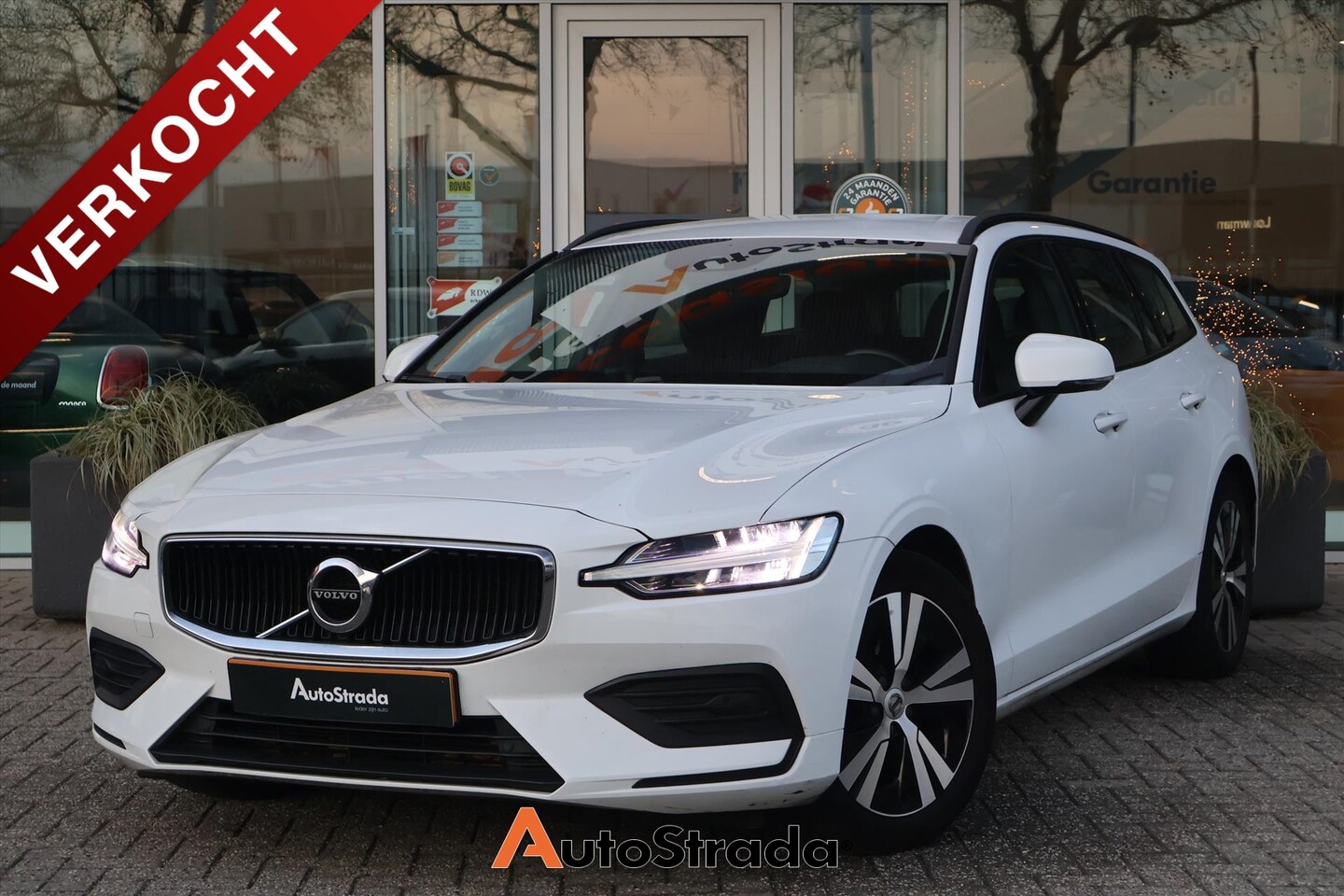 Volvo V60 - B3 Momentum Advantage 163pk | Carplay | Trekhaak | Camera | ACC | Climate | LED | Dodehoek - AutoWereld.nl